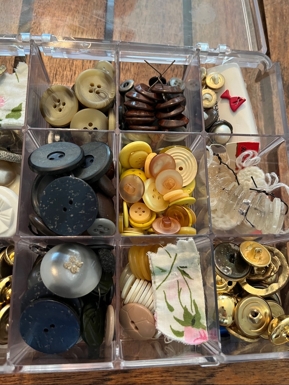 2.5 pounds of vintage buttons perfect for crafting or clothing restoration - Picture 4 of 5